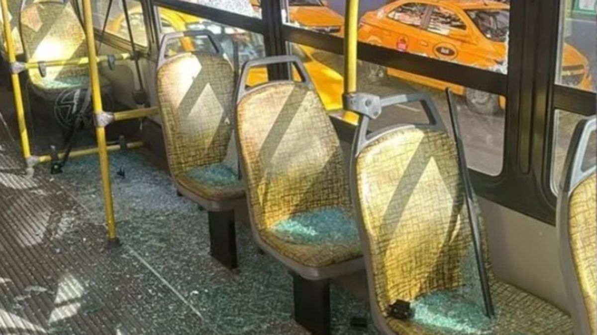 Un hombre provocó destrozos en un colectivo porque el chofer no le permitió pagar el boleto con dinero. Un hombre provocó destrozos en un colectivo porque el chofer no le permitió pagar el boleto con dinero.