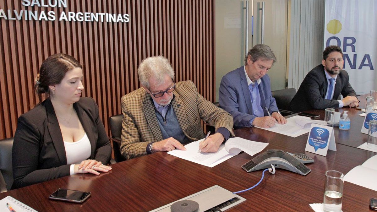 Carlos Lugones, el número 1 del Organismo Regulador de Sistemas Aeroportuarios (ORSNA), junto al intendente de San Rafael, Emir Félix. Los acompañan Pilar Becerra y Fernando Muriel, integrantes del ente nacional.