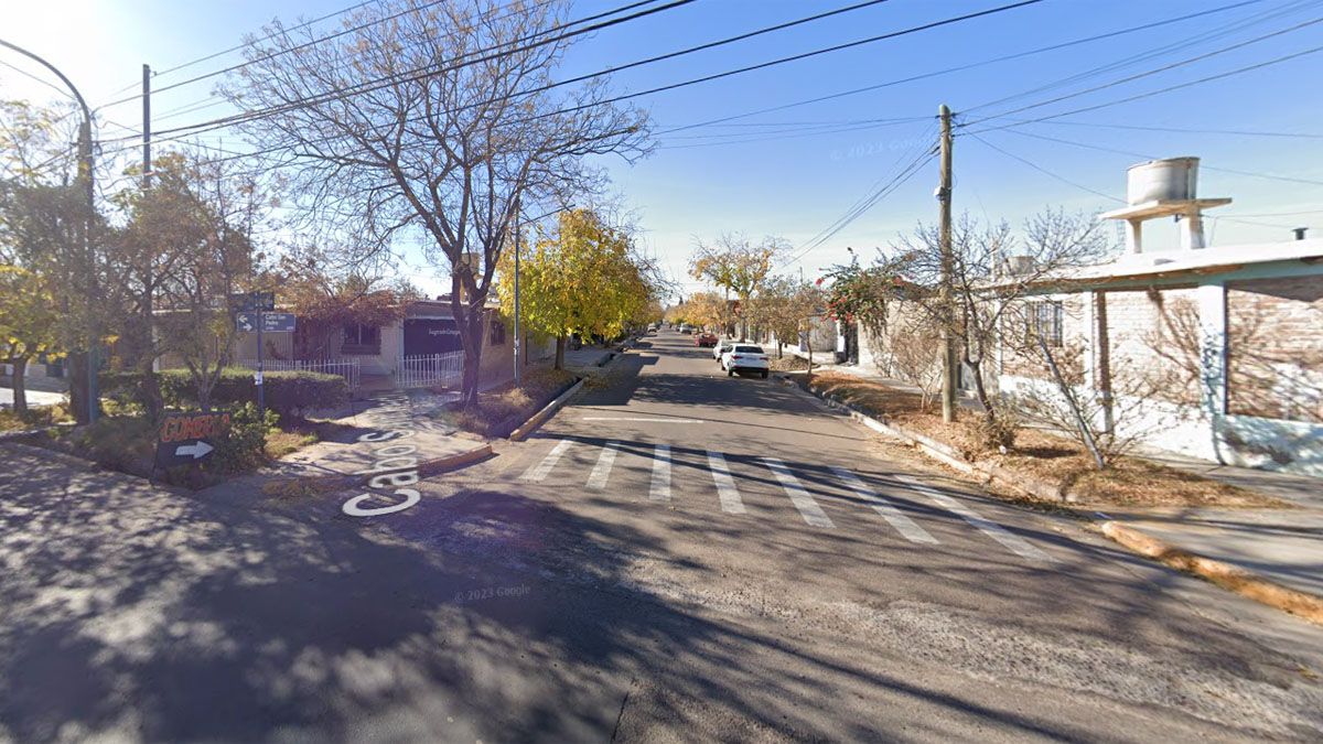 Luego de ser asaltadas, las víctimas pidieron ayuda a los vecinos para llamar al 911. La Policía recorrió la zona, pero no encontró al asaltante.