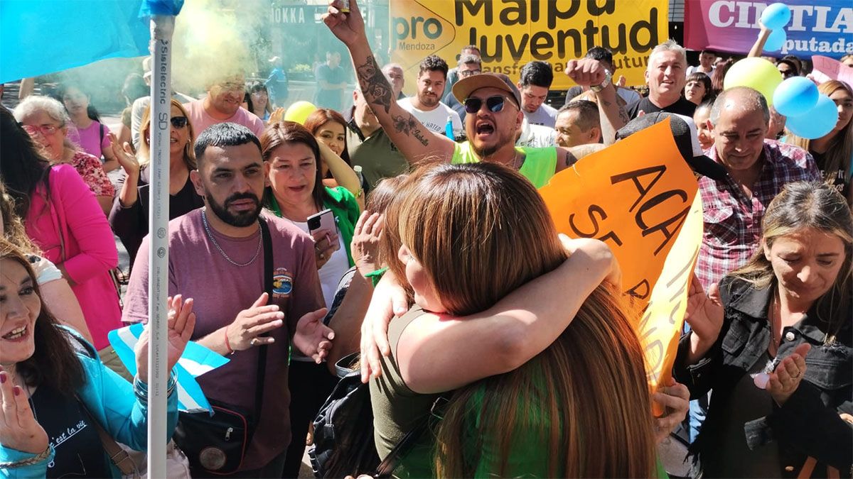 Miltantes apoyaron a Janina Ortiz en las afueras de la Legislatura provincial con carteles, bombos y bengalas. Miltantes apoyaron a Janina Ortiz en las afueras de la Legislatura provincial con carteles, bombos y bengalas.