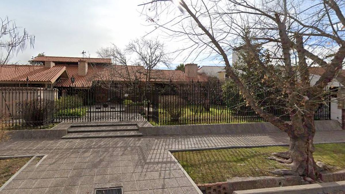 La residencia oficial del gobernador de Mendoza, ubicada en Francia 809, de La Puntilla, Luján de Cuyo.