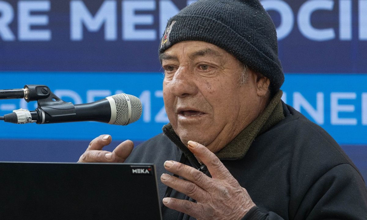 José Vergara, jubilado de la mínima. Emoción pura en los vecinos que salieron a defender la minería en Uspallata. José Vergara, jubilado de la mínima. Emoción pura en los vecinos que salieron a defender la minería en Uspallata.