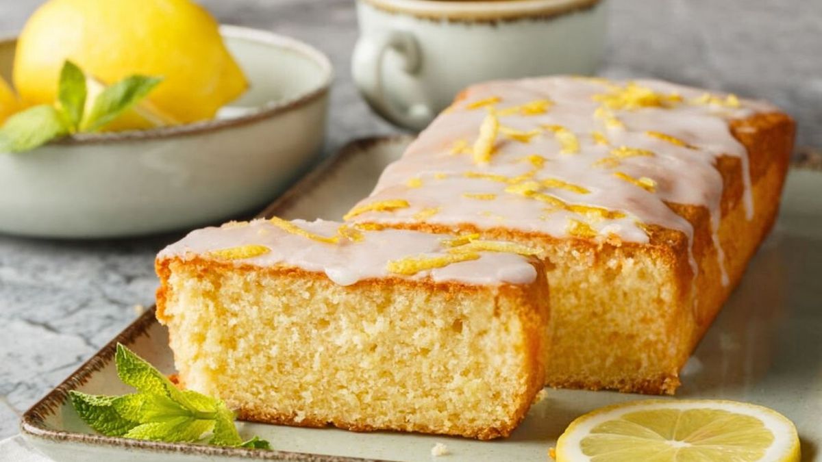 El budín de limón glaseado con ralladura tiene una receta sencilla y es muy húmedo gracias al aceite. Foto: iStock.