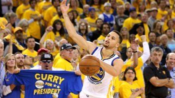 Golden State arrasó a Oklahoma City Thunder e igualó la serie final