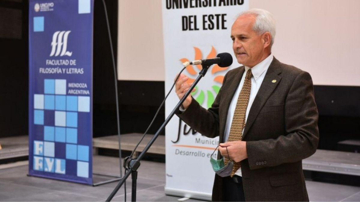 Adolfo Cueto fue decano de la Facultad de Filosofía y Letras y acompañó a su esposa Adriana García durante toda la campaña que la convirtió en la próxima rectora de la UNCuyo. Adolfo Cueto fue decano de la Facultad de Filosofía y Letras y acompañó a su esposa Adriana García durante toda la campaña que la convirtió en la próxima rectora de la UNCuyo.