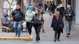 Los abrigos reinan en la ciudad al estar atravesando un descenso de la temperatura, según el pronóstico del tiempo en Mendoza.