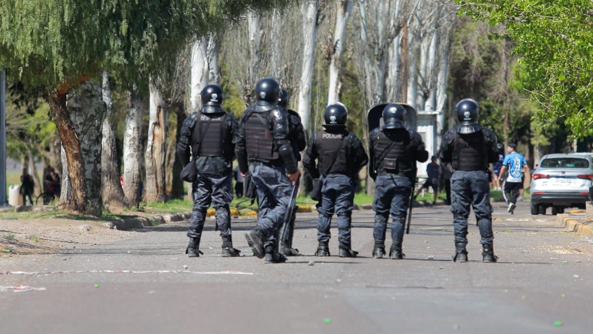 Cientos de personas se acercaron al lugar del accidente para llevarse la carne del camión que volcó en Guaymallén.&nbsp;
