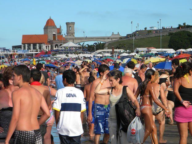 Colocaron pulseras a más de 20 mil niños para encontrarlos si se pierden en las playas