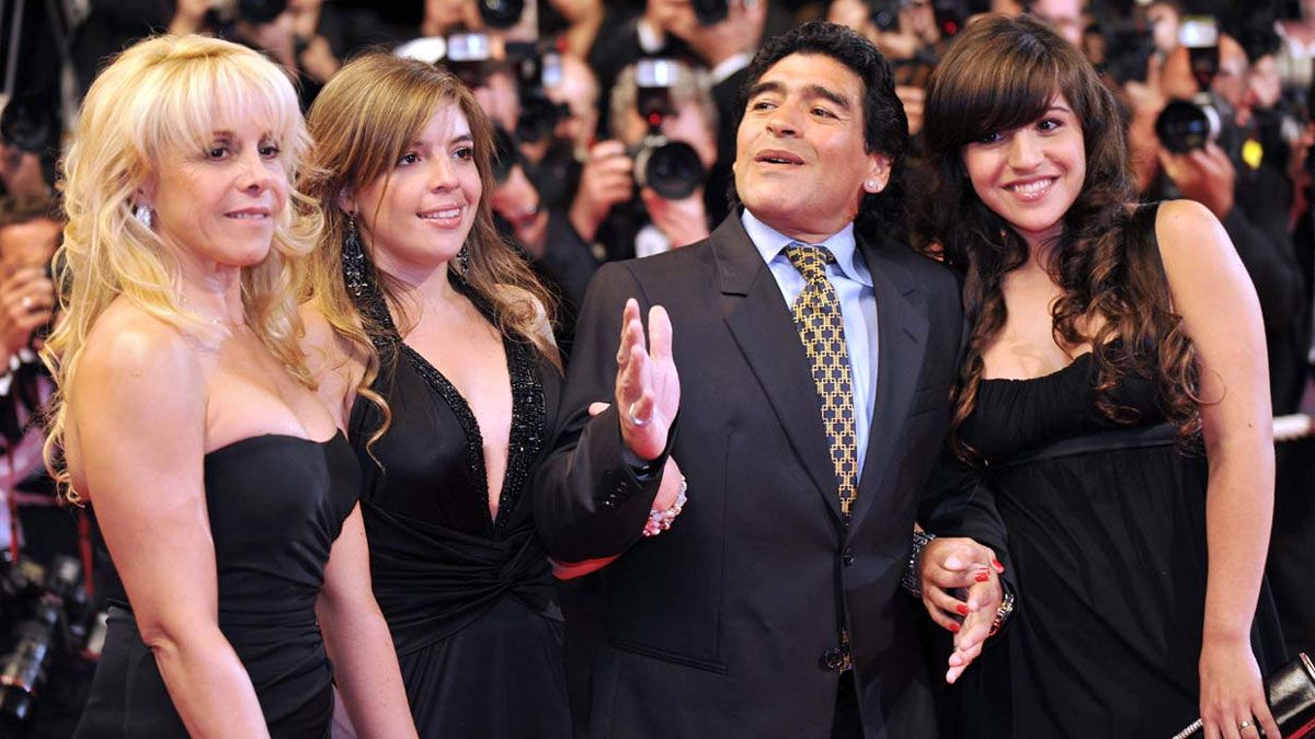 Claudia, Dalma y Gianinna recordaron a Maradona en su cumpleaños