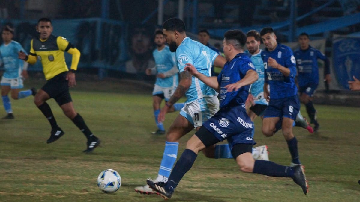 Maxi Herrera (11) asistió a Franco Saccone para el segundo gol del Perro gutierrino.