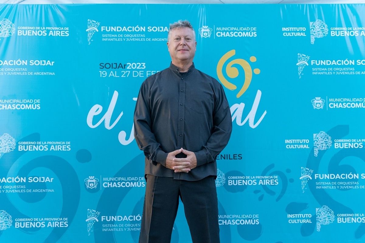  Carlos Vieu, Director de la orquesta anfitriona