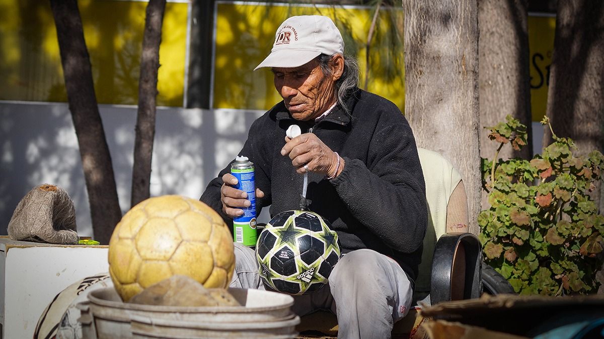 Armando Robles es un personaje entrañable y reconocido en Luján, por su bondad y oficio de arreglapelotas.