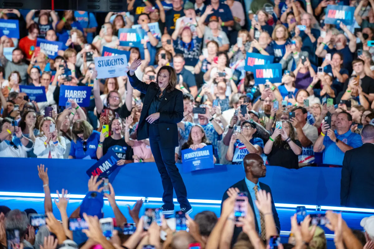La candidata demócrata a la vicepresidencia, Kamala Harris, cerró la semana en mitin de campaña en el McHale Hall de la Universidad de Wilkes, en Pensilvania. Crédito: EFE/EPA/David Muse. La candidata demócrata a la vicepresidencia, Kamala Harris, cerró la semana en mitin de campaña en el McHale Hall de la Universidad de Wilkes, en Pensilvania. Crédito: EFE/EPA/David Muse.