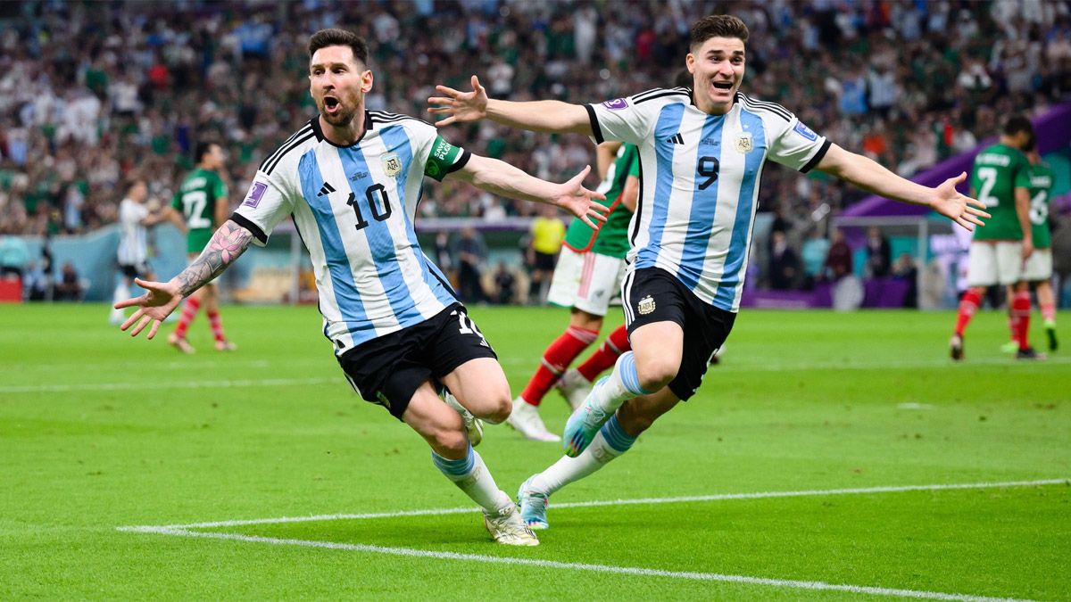Lionel Messi y Julián Álvarez celebran una conquista de la Selección argentina en el Mundial Qatar 2022.