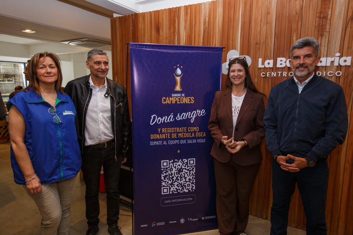 Victoria López, secretaria general adjunta de La Bancaria; Sergio Giménez, secretario general de La Bancaria; Gabriela Alé, directora ejecutiva de Fundación Grupo América; y Ulpiano Suarez, intendente de la Ciudad de Mendoza, durante la jornada de colecta.