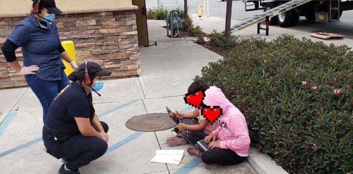 Las 2 pequeñas estaban sentadas en el piso haciendo las tareas aprovechando el wifi del local