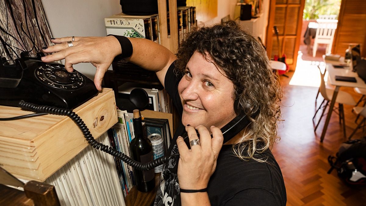 Como una reliquia, en su hogar mantiene el tel&eacute;fono fijo de la familia cuando viv&iacute;a en Nueva York.