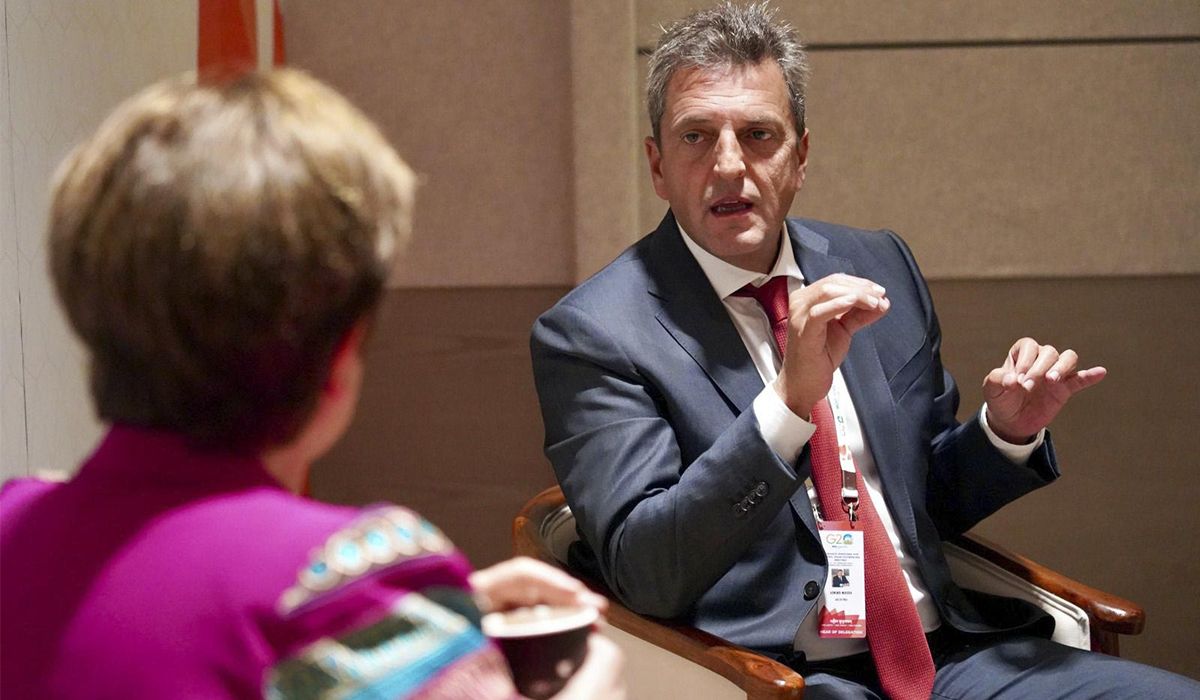 El ministro de Economía Sergio Massa junto a la directora gerente del Fondo Monetario Internacional (FMI) Kristalina Georgieva.