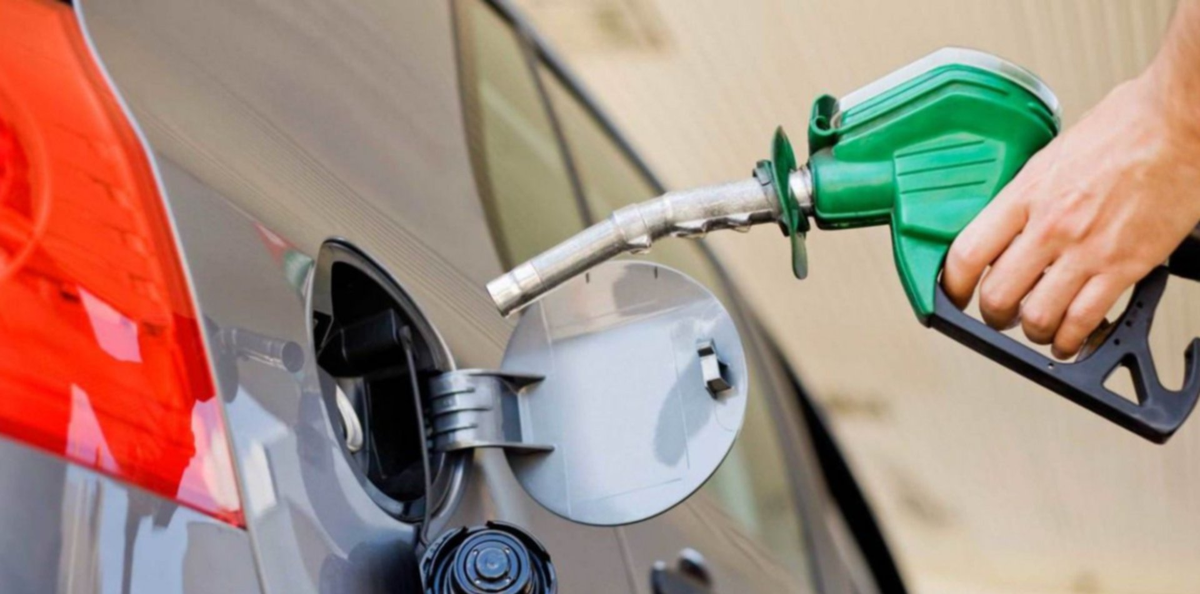 Ante la posibilidad de que aumenten las naftas, la&nbsp; gente hizo fila para cargar.