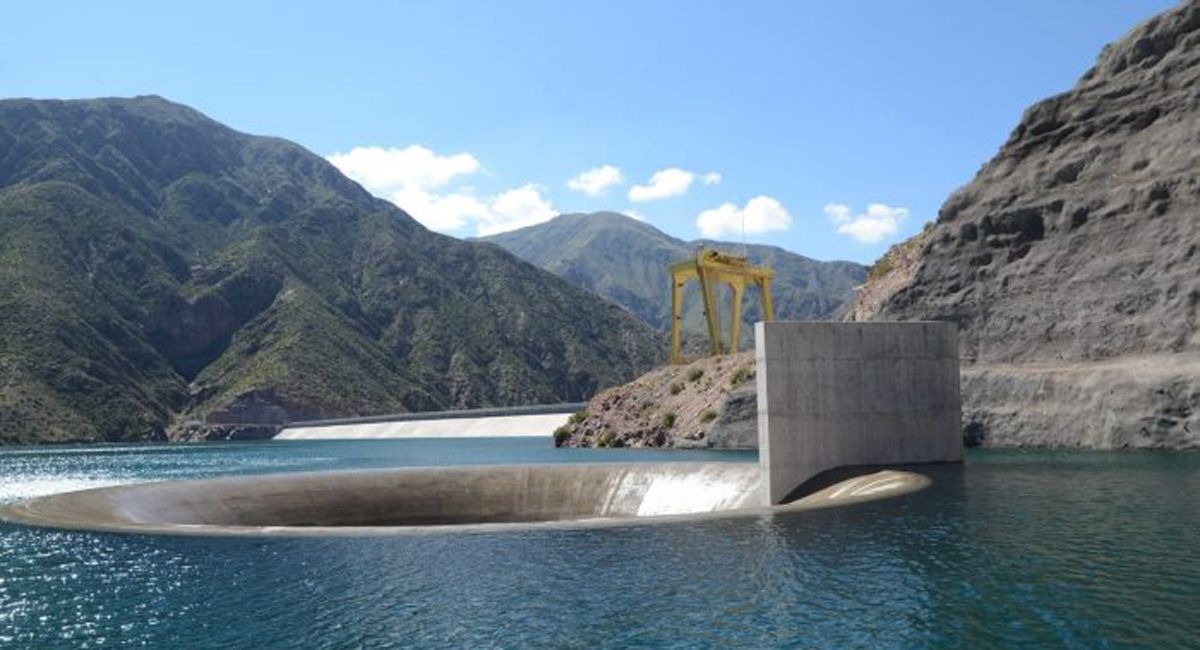 Hoy se realizan tareas de mantenimiento en el dique Potrerillos. Hoy se realizan tareas de mantenimiento en el dique Potrerillos.