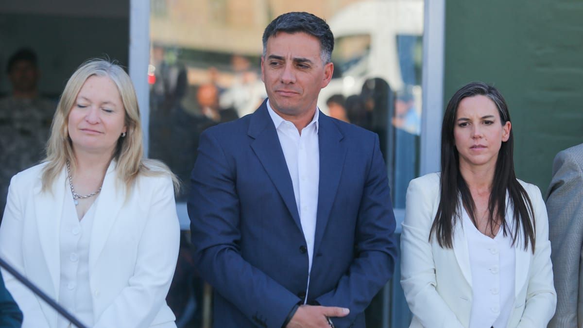 El intendente de Guaymallén Marcos Calvente junto a la vicegobernadora Hebe Casado y la ministra de Seguridad provincial Mercedes Rus.