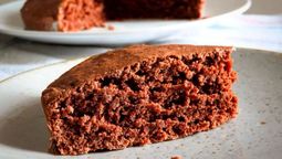 El bizcochuelo de lentejas y chocolate es una de las recetas más nutritivas y sabrosas para incluir legumbres en la dieta.