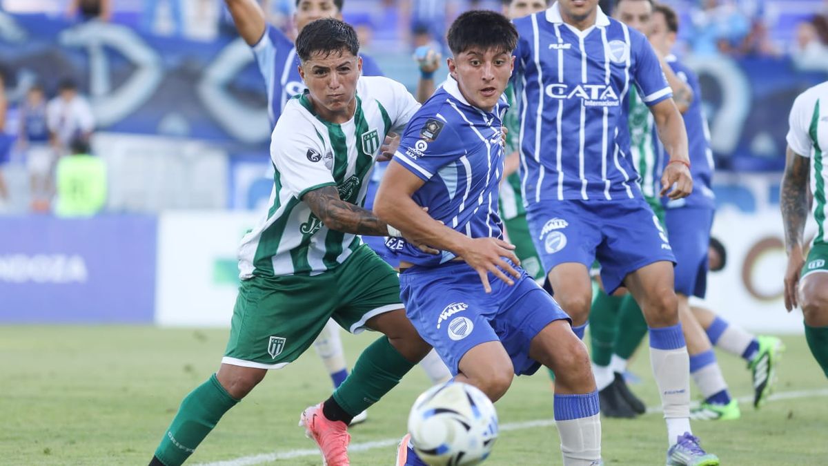 Kevin Valdez el pibe de 18 años de&nbsp; Godoy Cruz que desde chico que está en el club y tuvo su estreno ante San Miguel, en el Gambarte, por el torneo de la Primera Nacional.