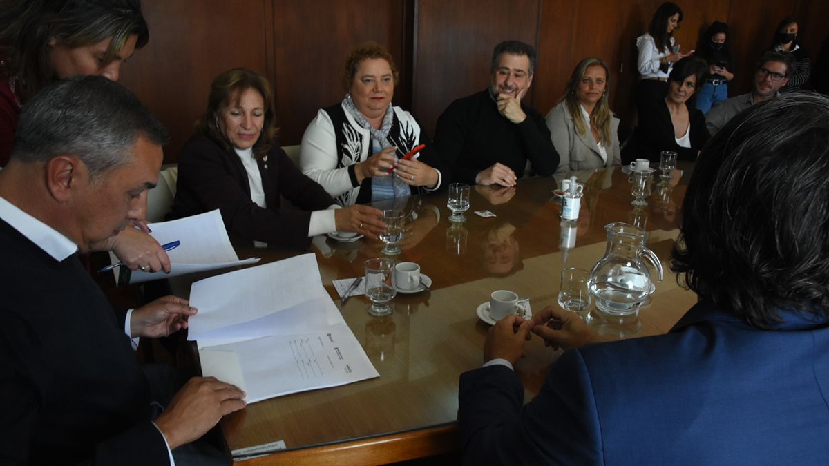 Enrique Vaquié durante la firma del acuerdo con Microsoft.