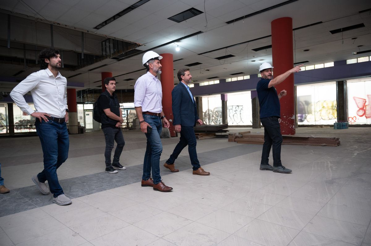 El intendente de Capital se interesó por recorrer las obras de remodelación. El intendente de Capital se interesó por recorrer las obras de remodelación.