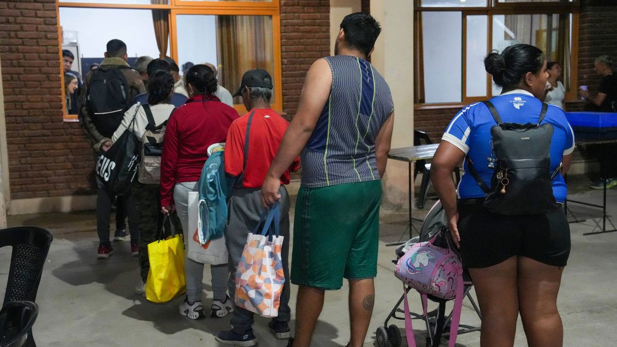 La Pastoral de la Calle, no sólo asiste a personas en situación de calle, sino tambien a familias enteras en situación de vulnerabilidad que llegan buscando raciones de comida para llevarlas a su hogar. La Pastoral de la Calle, no sólo asiste a personas en situación de calle, sino tambien a familias enteras en situación de vulnerabilidad que llegan buscando raciones de comida para llevarlas a su hogar.