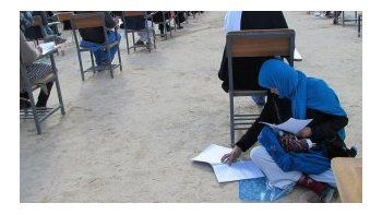 Una afgana hace la prueba de ingreso a la universidad con un bebé en brazos