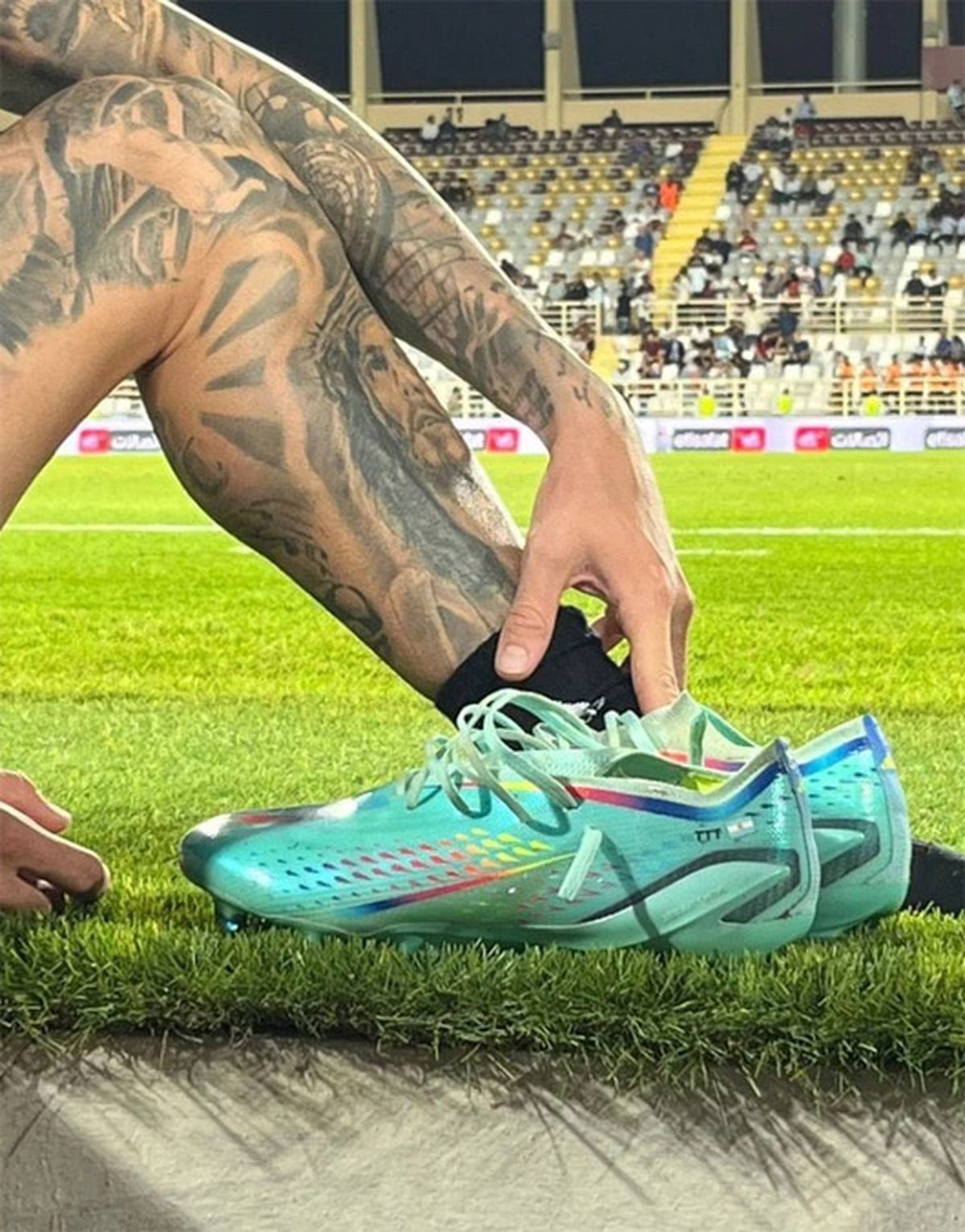 Los botines de Rodrigo De Paul con la Triple T, en homenaje a Tini Stoessel.