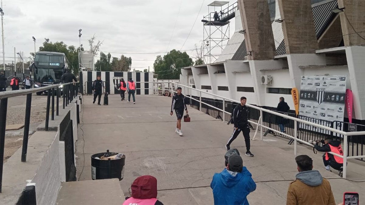 El plantel de Gimnasia y Esgrima arribaba al Legrotaglie.