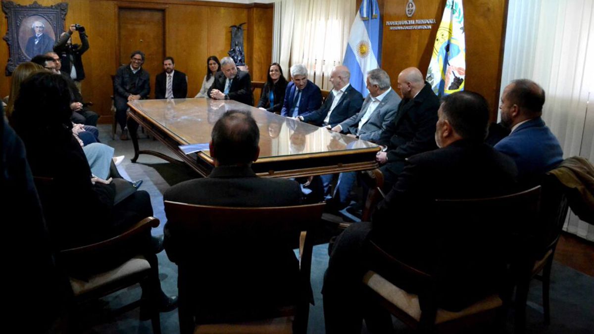 La visita del gobernador de San Luis, Claudio Poggi al Palacio de Justicia de Mendoza. La visita del gobernador de San Luis, Claudio Poggi al Palacio de Justicia de Mendoza.
