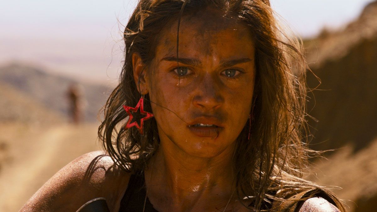 La actriz Matilda Lutz interpreta a Jen en la película de Netflix.