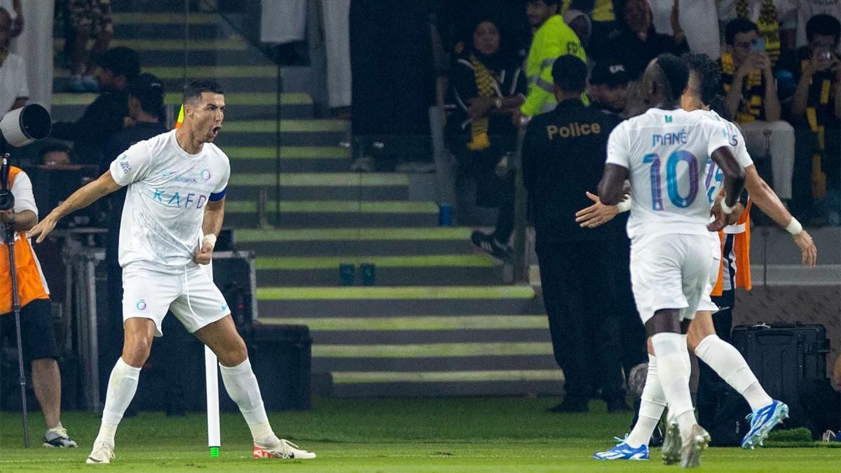 El portugués Cristiano Ronaldo anotó dos goles para el triunfo del Al Nassr sobre el Al Ittihad. El portugués Cristiano Ronaldo anotó dos goles para el triunfo del Al Nassr sobre el Al Ittihad.