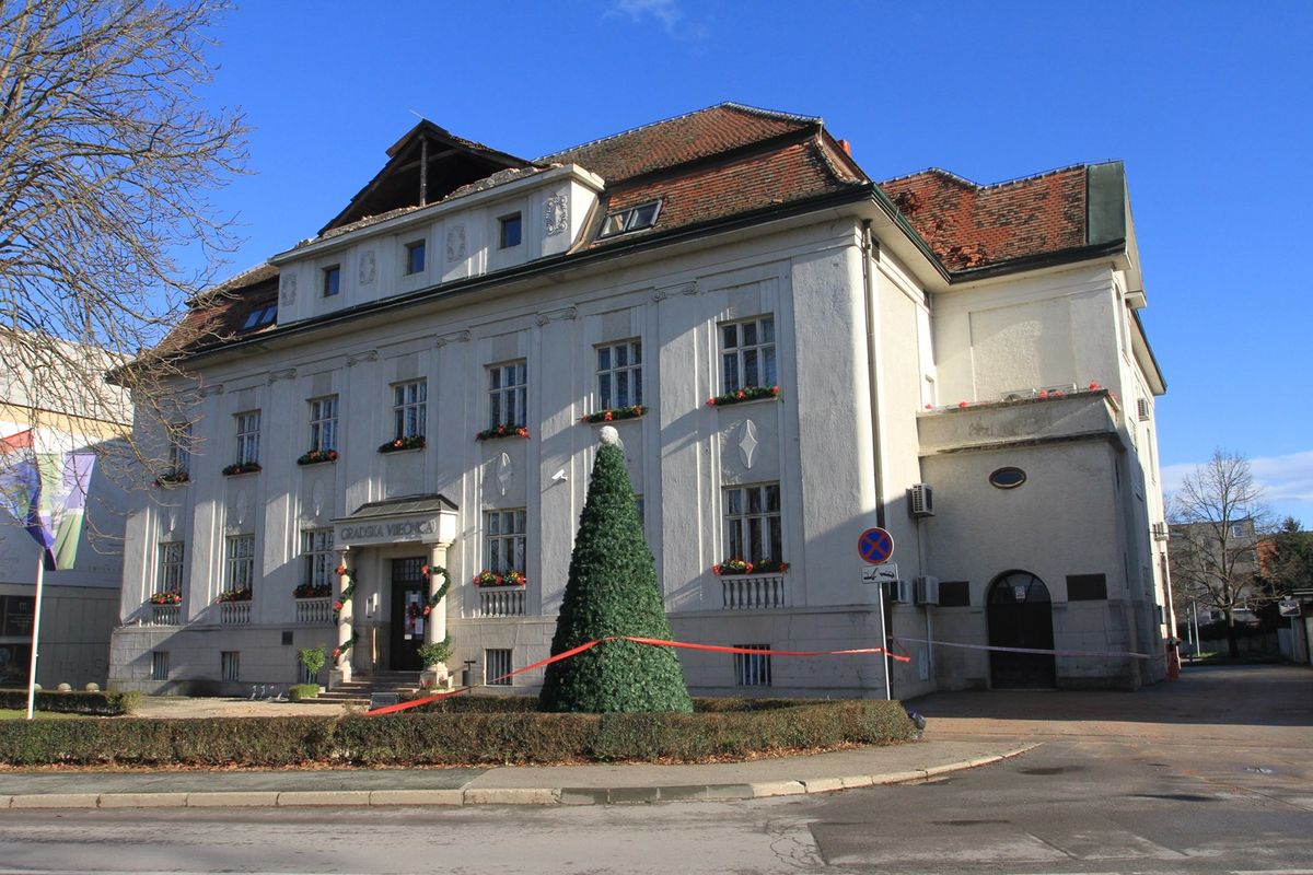El teatro romano se encontraba bajo este edificio.