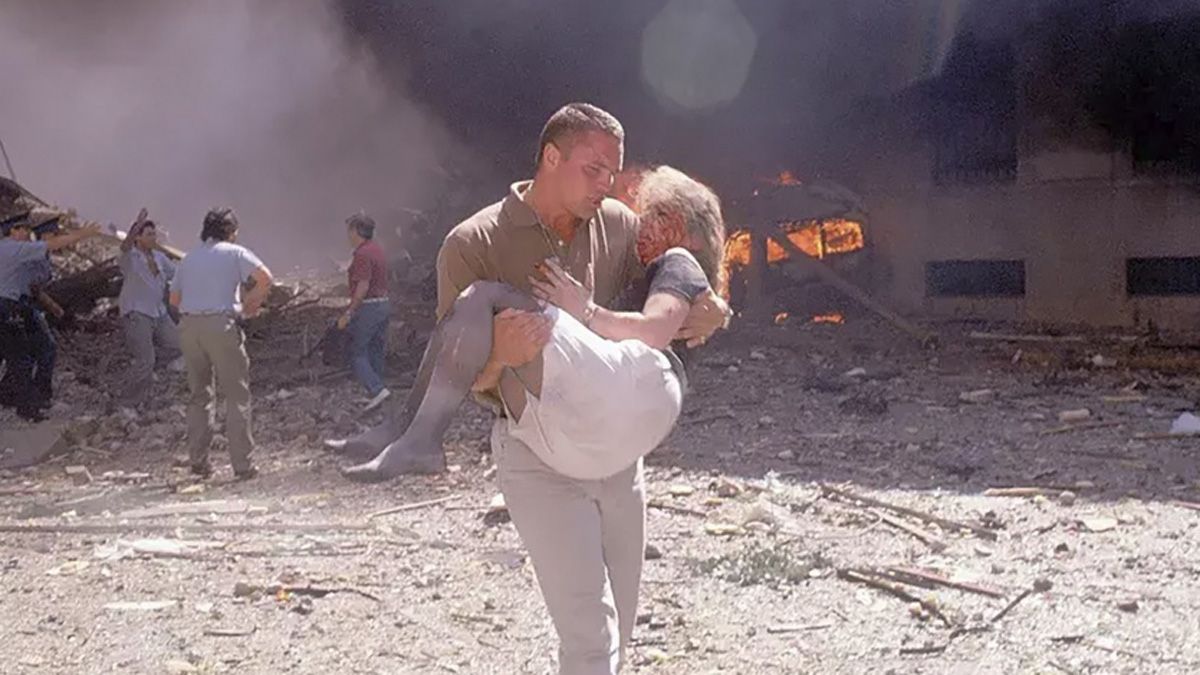 Bruce Willison rescató a Lea Kovensky de entre los escombros luego de la explosión en la Embajada de Israel en Buenos Aires. Este jueves participarán de distintos actos