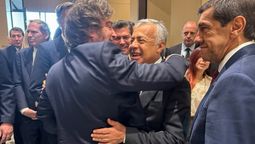 En algunos asuntos los mandatarios no se la hacen fácil a Javier Milei. En otros, es el presidente quien los vuelve locos. En la foto junto al gobernador Alfredo Cornejo, en buena sintonía.