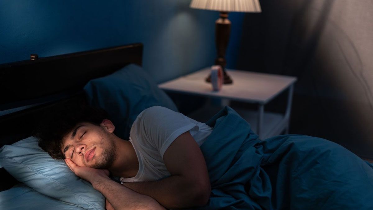 Alerta: dormir con luz durante la noche aumenta el riesgo de sufrir infarto y ACV.