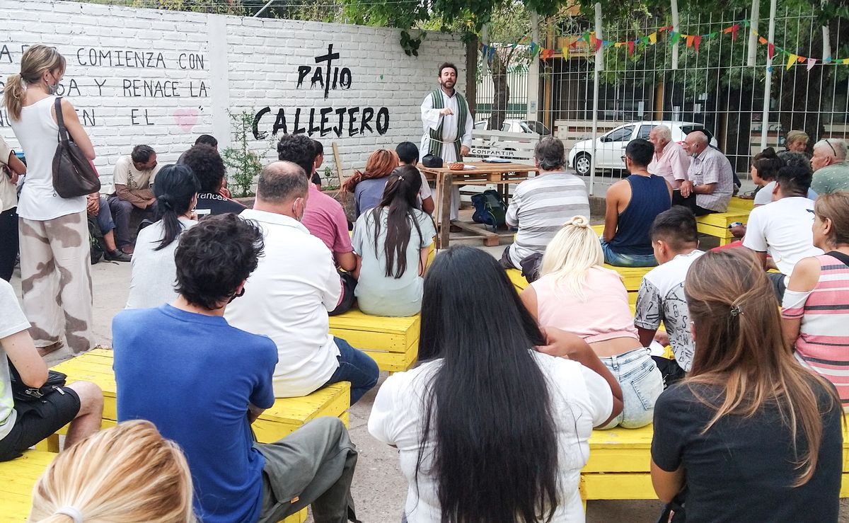 Algunas personas que así lo desean, pueden participar de los oficios religiosos. Otras, asisten igual a El Patio sin formar parte de estas actividades.