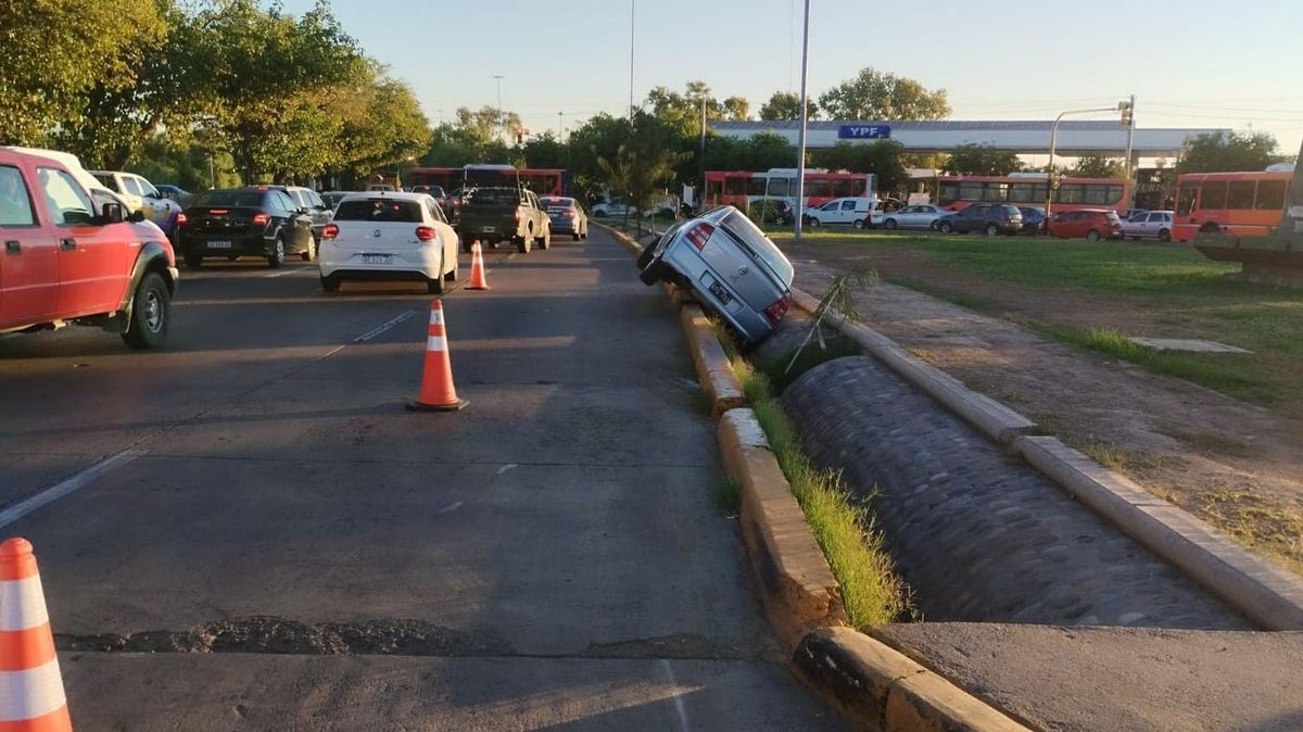 El conductor alcoholizado cayó a la acequia en Costanera y Reconquista, de Guaymallén, y sufrió algunas lesiones leves. El conductor alcoholizado cayó a la acequia en Costanera y Reconquista, de Guaymallén, y sufrió algunas lesiones leves.