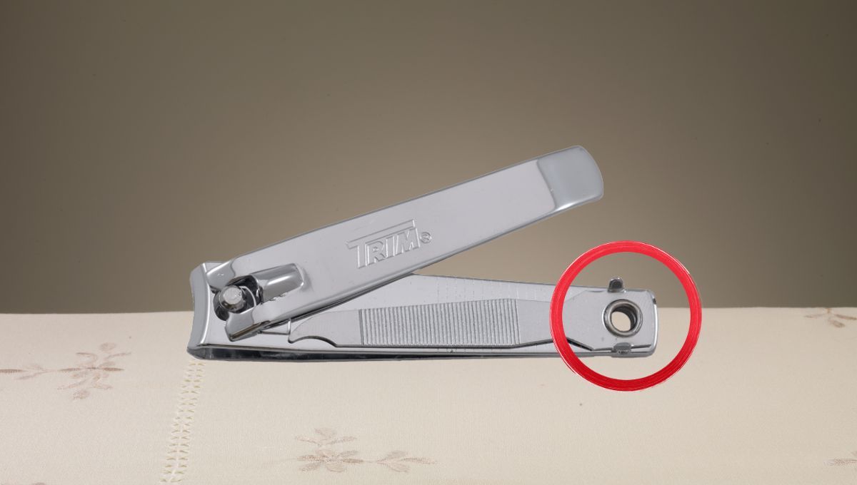 Cuál es la función oculta del pequeño orificio del cortauñas.