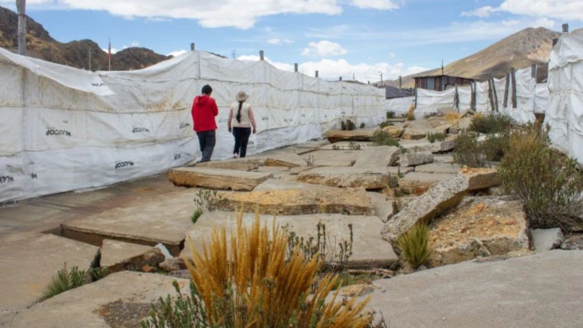  Alejo y Atachahua caminan por Morococha, ahora un laberinto desierto de vallas y calles dañadas. Las últimas cinco familias que quedaban fueron desalojadas sin juicio ni proceso, afirma Edwin Alejandro, de la Red Muqui (Imagen: Sally Jabiel) Alejo y Atachahua caminan por Morococha, ahora un laberinto desierto de vallas y calles dañadas. Las últimas cinco familias que quedaban fueron desalojadas sin juicio ni proceso, afirma Edwin Alejandro, de la Red Muqui (Imagen: Sally Jabiel)