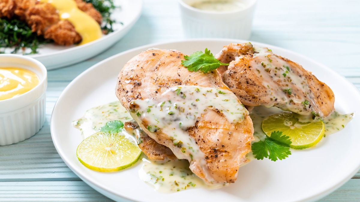 El pollo al verdeo tiene una receta sencilla y es uan comida ideal para el almuerzo. Foto: gentileza infobae.