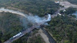 Militares chavistas queman camiones que iban a Venezuela con ayuda humanitaria