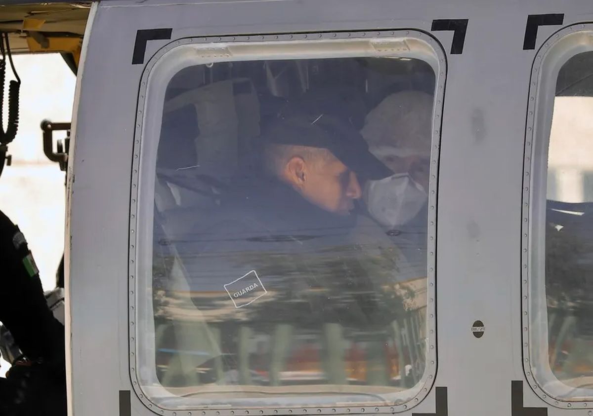 Un integrante de la Guardia Nacional (GN) acompaña el traslado en helicóptero del narcotraficante Rafael Un integrante de la Guardia Nacional (GN) acompaña el traslado en helicóptero del narcotraficante Rafael