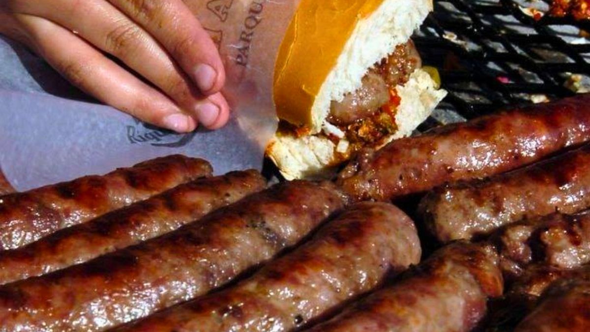 El choripán es un clásico en este pueblo de Buenos Aires.