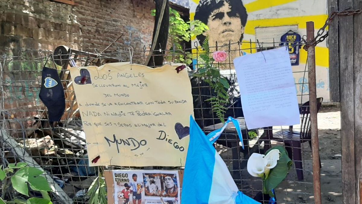 En la calle Azamor 523, de Villa Fiorito, en el partido de Lomas de Zamora, vivió por casi 12 años Diego Armando Maradona.