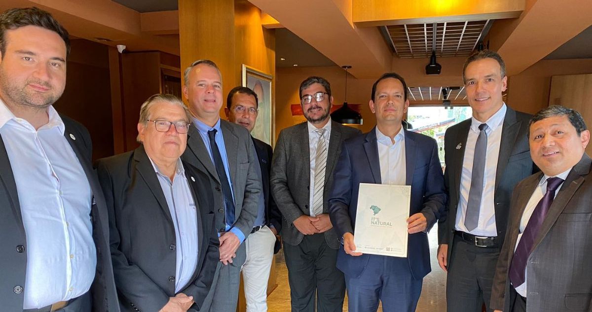 Vítor De Almeida Saback (medio; quien sostiene la carpeta), otro de los que visitará la provincia. Vítor De Almeida Saback (medio; quien sostiene la carpeta), otro de los que visitará la provincia.